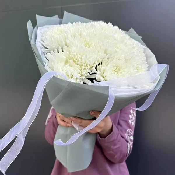 11 белых хризантем